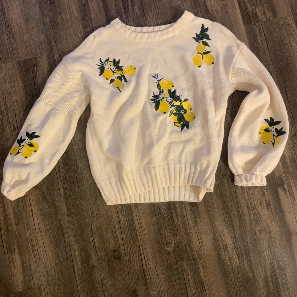 Cream sweater with lemons